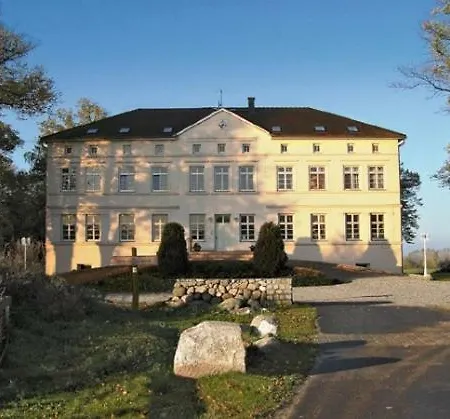 16, Herrenhaus Blengow, Lindenallee 21, Ostseebad