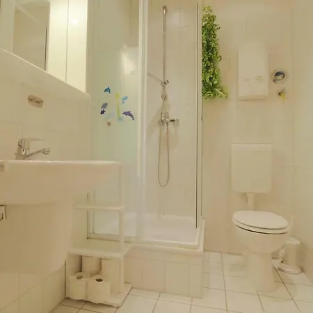 16, Herrenhaus Blengow, Lindenallee 21, Ostseebad * Rerik